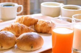 【軽朝食付】香ばしいパンの匂いが食欲誘う♪2種類のパン＆挽きたてコーヒーでお目覚め朝タイム♪